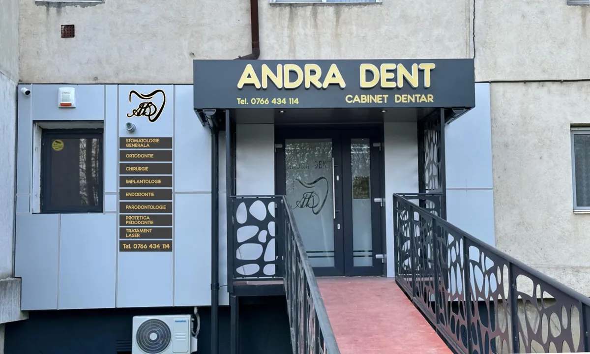 Fațada clinicii Andra Dent, cu copertina, plăcuțele cu tratamente și rampa de acces.