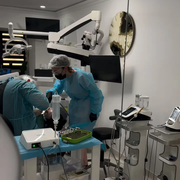 Echipa Andra Dent într-o zi de chirurgie.