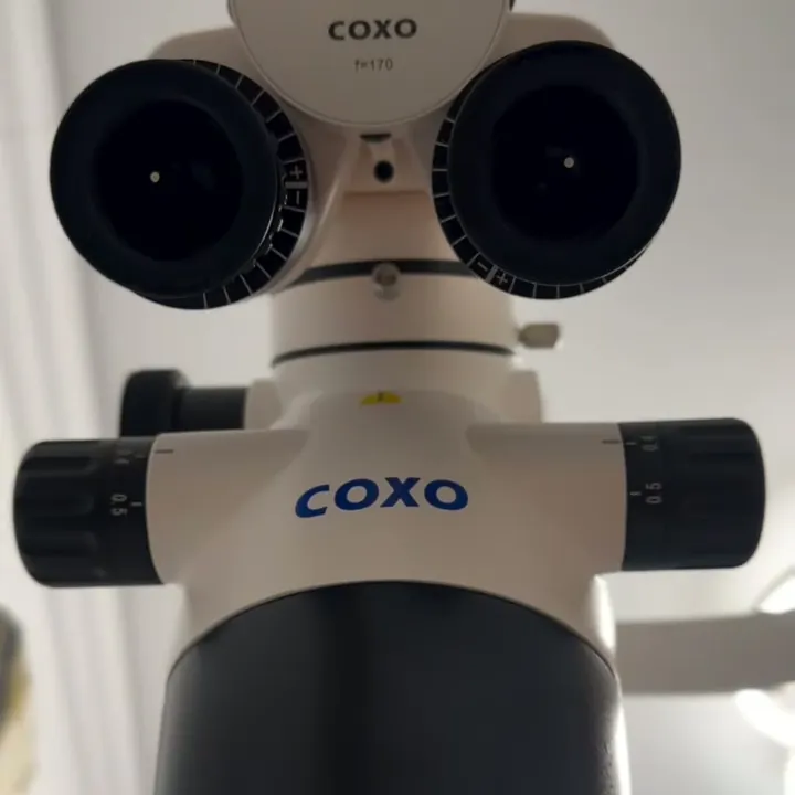Microscopul dentar COXO din clinică.
