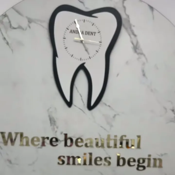 Perete din clinică, cu textul „Where beautiful smiles begin”.